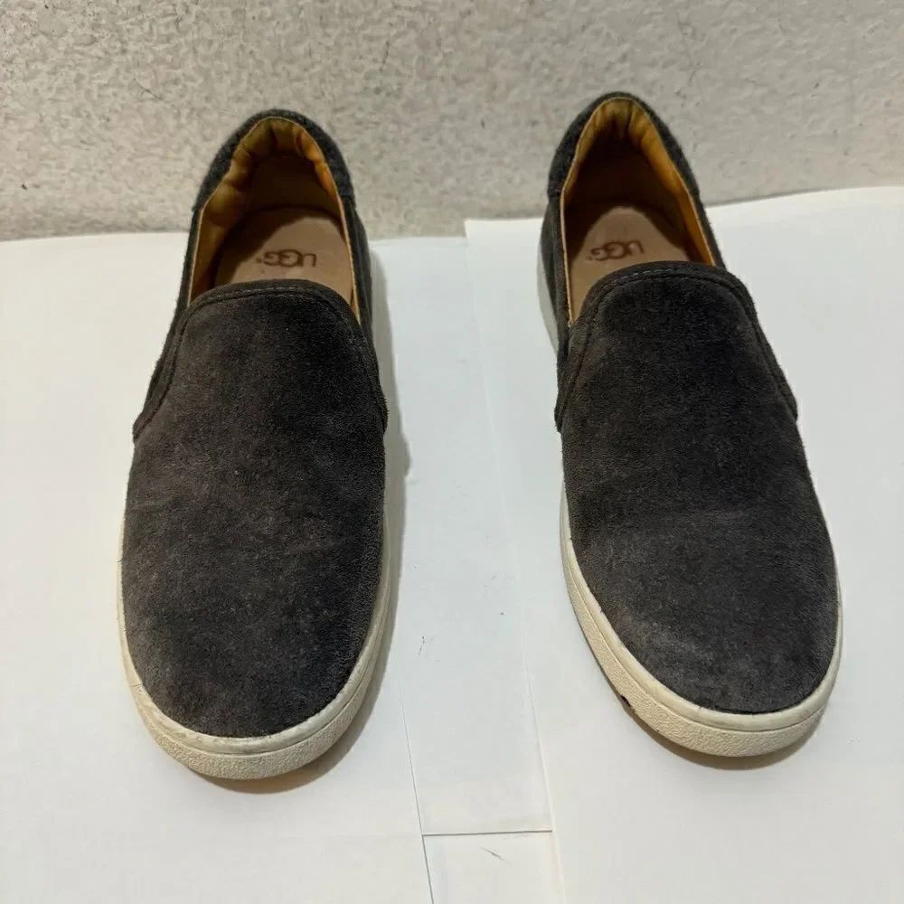 UGG cas slip on sneaker size 8 gray suede